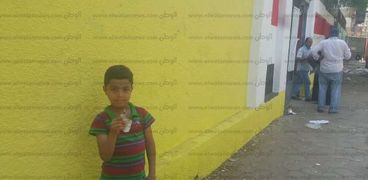 طفل يحمل «حقنة» استخدمها البلطجية وألقوها داخل المدرسة