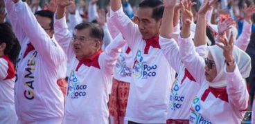 رئيس إندونيسيا يشارك آلاف "المساجين" في رقصة لتسجيل رقم قياسي