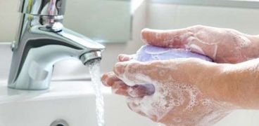 غسل الأيدي بالماء والصابون