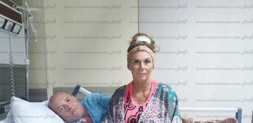 سائح هولندي وزوجته بأحد المستشفيات بالغردقة