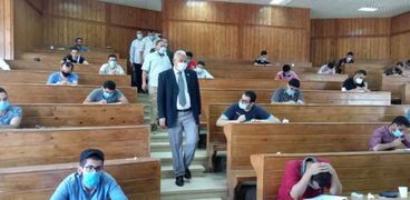 عميد كلية الشريعة والقانون بأسيوط يتفقد لجان امتحانات الفرق النهائية بالكلية