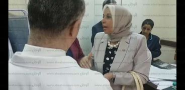الدكتورة سهير عبد الحميد رئيس هيئة التامين الصحى فى احدى الجولات