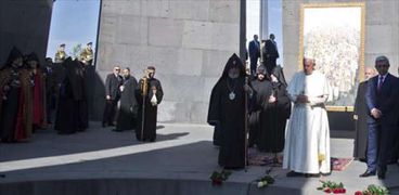بالصور| بابا الفاتيكان يزور نصب تكريم ضحايا مجازر الأرمن في يريفان