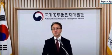 ممثل المعهد الوطني لتنمية الموارد البشرية بكوريا الجنوبية