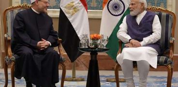 رئيس وزراء الهند خلال استقباله للمفتي في مقر إقامته بالقاهرة
