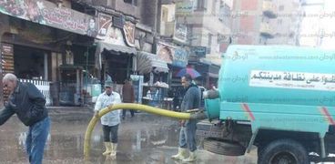 بالصور|رئيس مدينة كفر الزيات يطالب بسرعة شفط مياه الأمطار