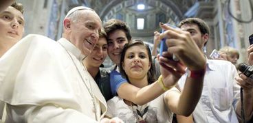 البابا فرنسيس يلتقط صورة سيلفي مع بعض الشباب