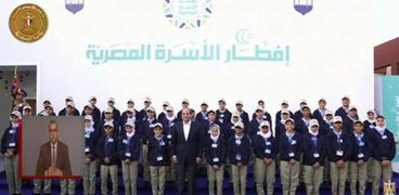 الرئيس السيسي يلتقط صور مع أطفال الأسمرات