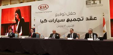 بالصور| "المصرية العالمية" توقع اتفاقية تجميع أول سيارة "كيا" في مصر