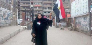 سيدة ترفع علم مصر أمام لجنتها بالهرم