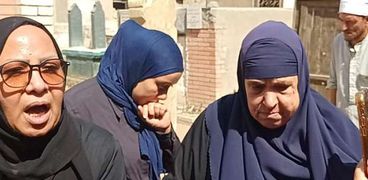 والدة المذيعة شيماء جمال تزور قبرها بعد الحكم بإعدام المتهمين