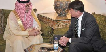 أحمد بن عبدالعزيز قطان  خلال لقاء مع رئيس المونرو على هامش اجتماع وزراء الخارجية العرب