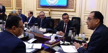 رئيس الوزراء يوجه بتقييم الشركات المتعاقد معها بشأن منظومة النظافة في بعض أحياء القاهرة