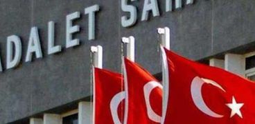 تركيا تحاكم صحفيين في "بلومبرج" بسبب مقال لهما حول انهيار الليرة