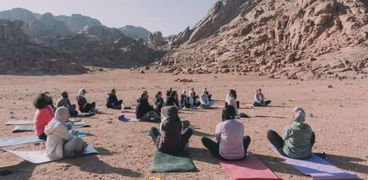 جانب من ممارسة اليوجا في الصحراء