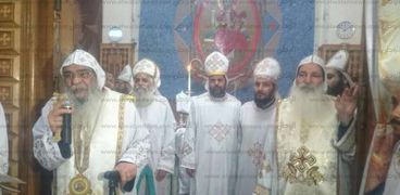 الأسقفان خلال القداس