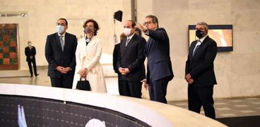 الرئيس السيسي خلال تفقد متحف الحضارة وإلى جواره أزولاي