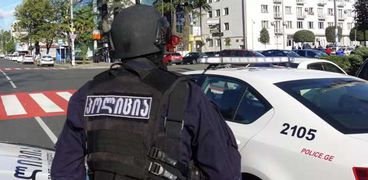 الشرطة الجورجية تطوق محيط البنك المحتجز به الرهائن