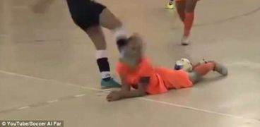 بالفيديو| عنف كرة القدم النسائية.. لاعبة تركل منافستها في الرأس
