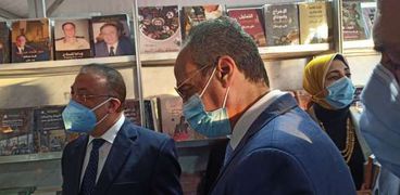 الدكتور هيثم الحاج علي رئيس هيئة الكتاب واللواء محمد الشريف محافظ الإسكندرية في افتتاح معرض الإسكندرية للكتاب
