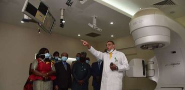 وفد من رجال الأعمال المصريين الأفارقة يزور المركز الطبي العالمي