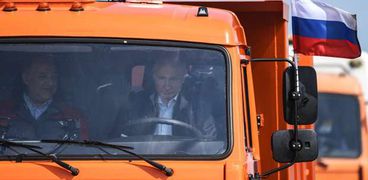 بوتين وهو يقود شاحنة عبر جسر القرم بدون حزام أمان