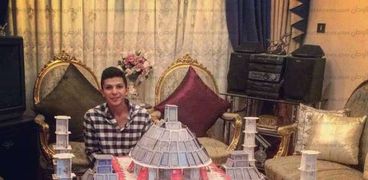 طالب بجامعة كفر الشيخ يصمم "الإستاد الأكبر"بإستخدام أوراق الكوتشينة"