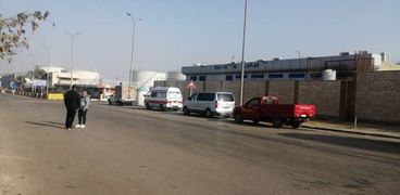 سيارات الإسعاف تستقبل ضحايا حادث العمرة بالسعودية أمام منفذ 35 بقرية البضائع