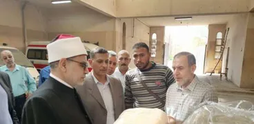 رئيس جامعة الأزهر يتفقد تجهيزات قافلة غزة