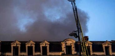 دخان يتصاعد جراء حريق مبنى في مدينة تولوز بجنوب غرب فرنسا