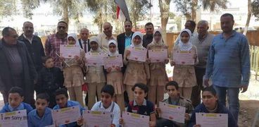 تلاميذ مدرسة الضبعه الابتدائية الفائزين بمسابقة اوائل الطلبة