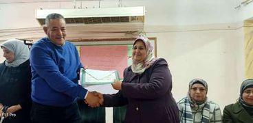بكساوي مصطفي بكساوي مدير ادارة العمرانية التعليمية خلال تكريم 45 طالب من الموهوبين في "البرمجة" بمدارس العمرانية