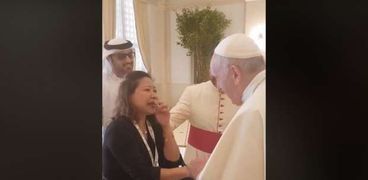 البابا والفتاة الفلبينية