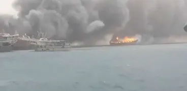 النيران تلتهم عدد من مراكب الصيد