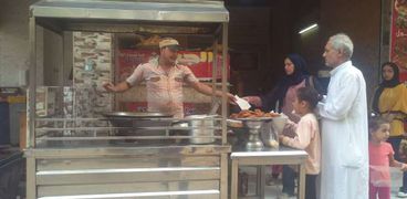 «عماد» يبيع البطاطس للزبائن بـ3 جنيهات ونصف