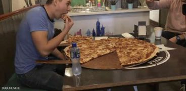 مطعم أيرلندي يتحدى زبائنه.. "500 يورو لمن يتناول بيتزا كاملة"