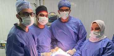 الفريق الطبي القائم على العملية الجراحية