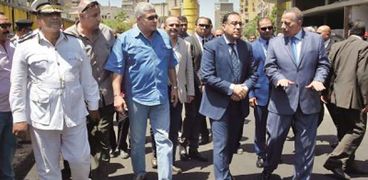 رئيس الوزراء ومحافظ الجيزة خلال افتتاح المرحلة الأولى من نفق النهضة