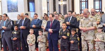 الرئيس السيسي يصلي عيد الفطر الماضي بصحبة أبناء الشهداء