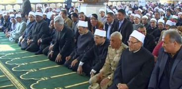 شيخ الأزهر ووزير الأوقاف والمفتى والقيادات الدينية أثناء صلاة الجمعة بمسجد الروضة
