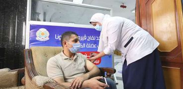 حملات تطعيم المواطنين بلقاحات «كورونا» مستمرة