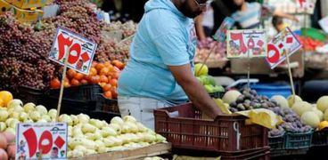 استقرار اسعار الخضروات والفاكهة فى سوق العبور