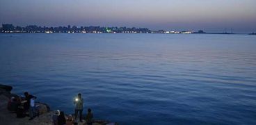 الافطار بين صخور البحر في الإسكندرية