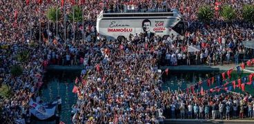 الآلاف يحتشدون في إسطنبول احتفالا بتسلم معارض أردوغان رئاسة أكبر بلدية