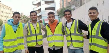 محمود وأصدقائه أمام اللجنة الانتخابية