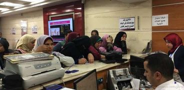 إقبال المواطنين على بيع الدولار فى بنك مصر