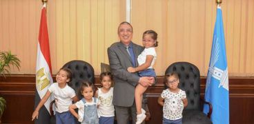 محافظ الإسكندرية برفقة الأطفال