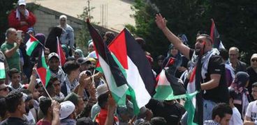 مئات الالاف من الفلسطينيين يتظاهرون ضد العدوان الاسرائيلي
