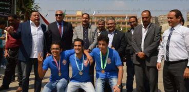 صورة تذكارية لمجلس إدارة جامعة عين شمس مع الطلاب