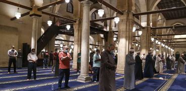 يؤدي المسلمون اليوم صلاة التراويح في أول ليلة برمضان